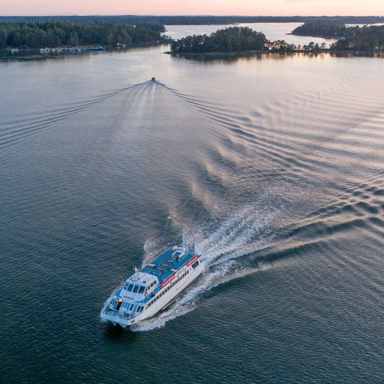 Saaristovene matkalla merella Espoon saaristossa.