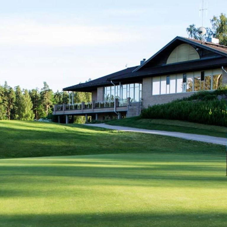 Kuva Sarfvik golfista, mukana klubirakennus ja golfkenttää.