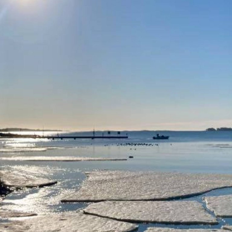 Kuvaa Espoon Rantaraitista talviasussa, kun meressä jäälohkareita.