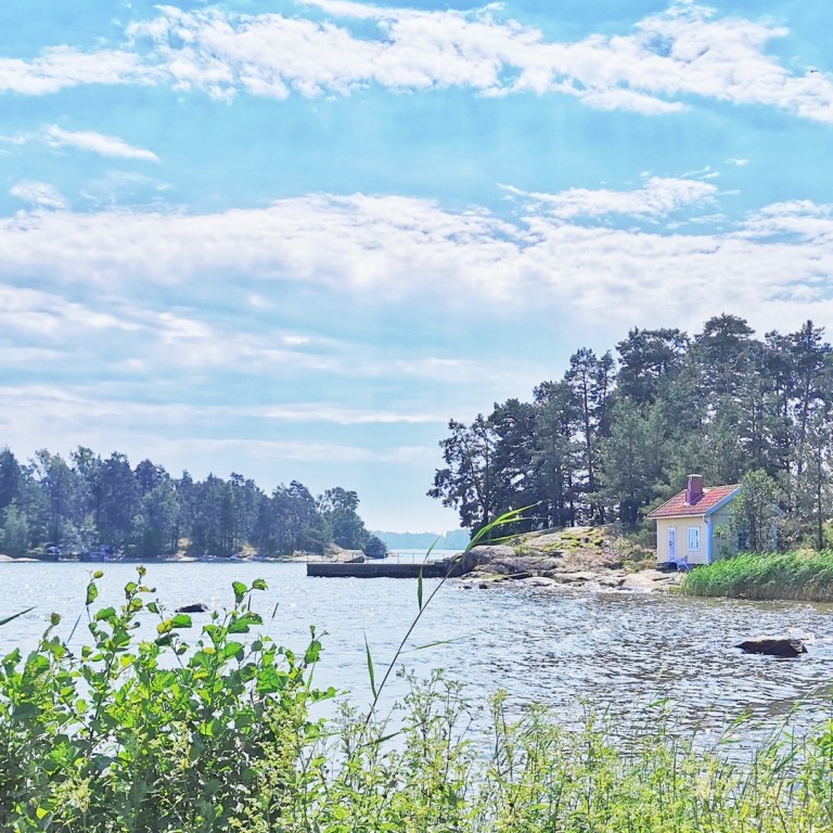 Kesäinen ja vehreä merimaisema Espoon Rantaraitin varrelta merelle päin kuvattuna.
