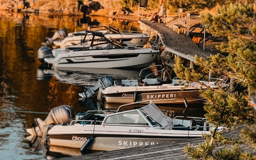 Skipperi rental boats by the deck on Espoo's island