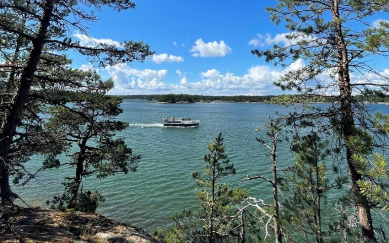 Saaristovene merellä Stora Herrö -saaren edustalla.