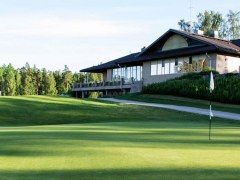 Kuva Sarfvik golfista, mukana klubirakennus ja golfkenttää.