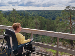 Wheelchair visitor enjoying the view from Maahisenkierros viewpoint