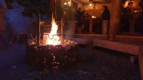 Open fire cooking ath Hawkhill Korpela hut