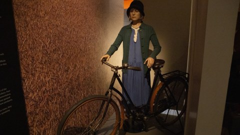 Museoesine: Nainen ja polkupyörä näyttelyn 1920-luvulta kertovassa osassa.