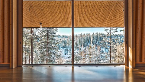 Isot ikkunat joista näkymä ulos talviseen luontoon