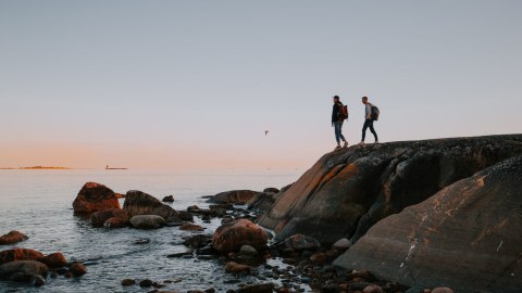 Kaksi ihmistä katsoo merelle Porkkalanniemen rantakallioilla