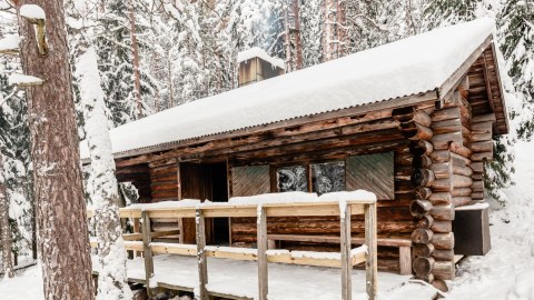 The wilderness cabin Oravankolo in winter