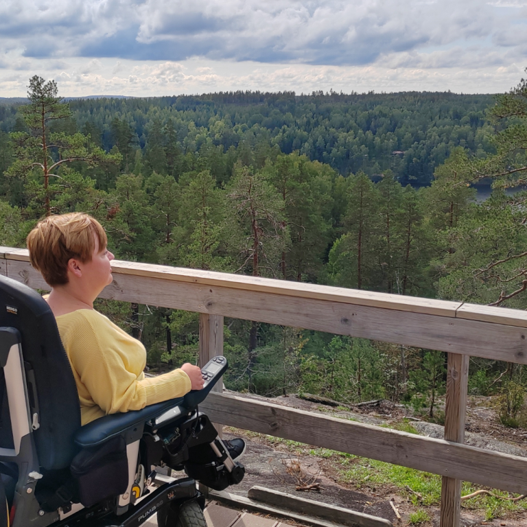 Wheelchair visitor enjoying the view from Maahisenkierros viewpoint