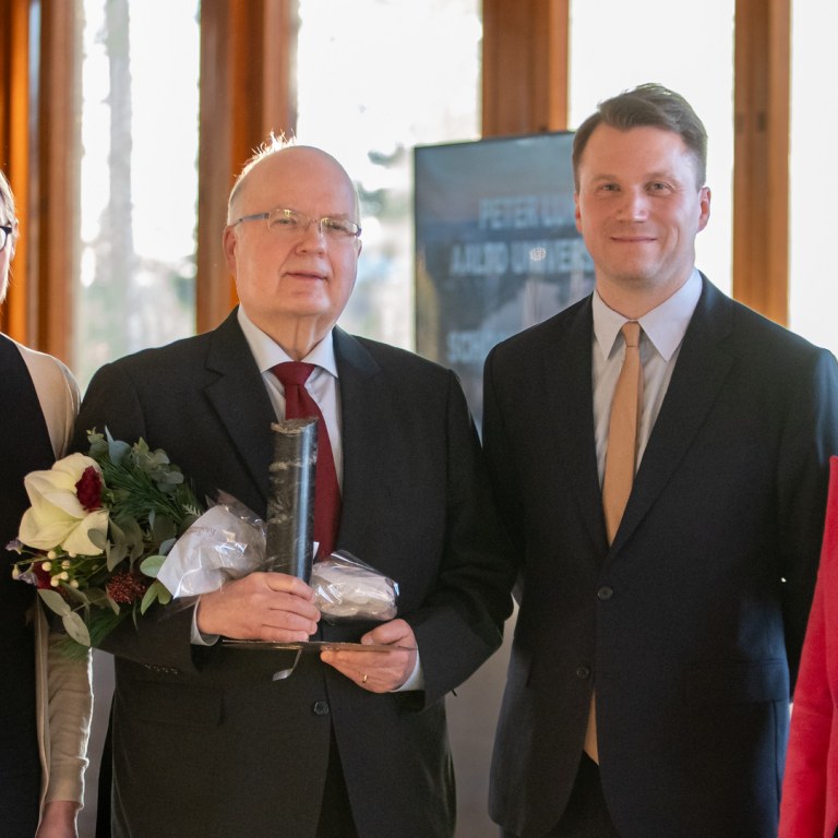 Professori Peter Lund palkintokukkien kanssa seuranaan Kristiina Mäkelä, Miikka Valo ja Jaana Tuomi.