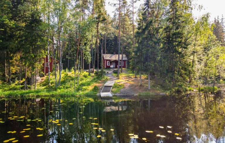 Wilderness cabin Tikankolo in summer