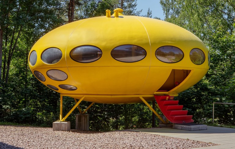 Futuro House (no. 001) at the backyard of the WeeGee House, door open.