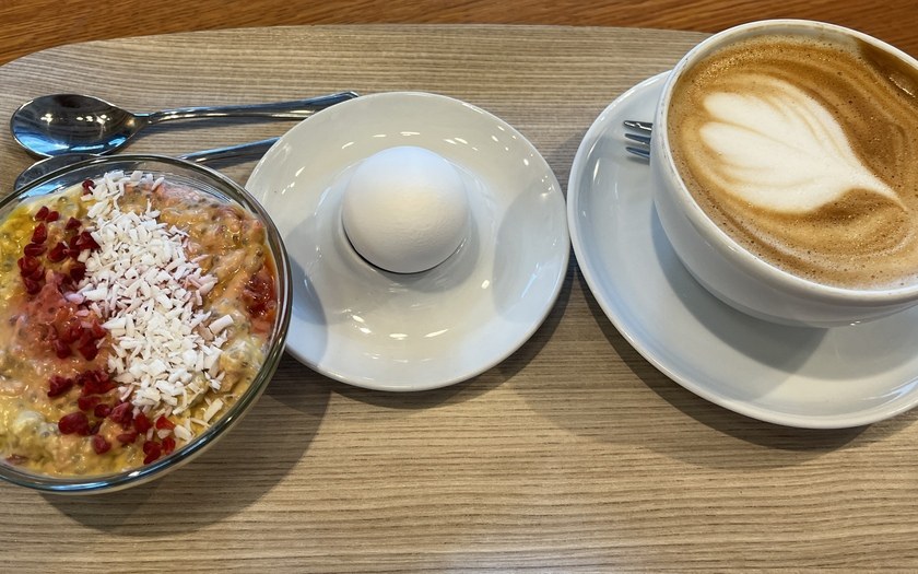 Cafe Tarinan aamupala: tuorepuuro, kananmuna ja capuccino.