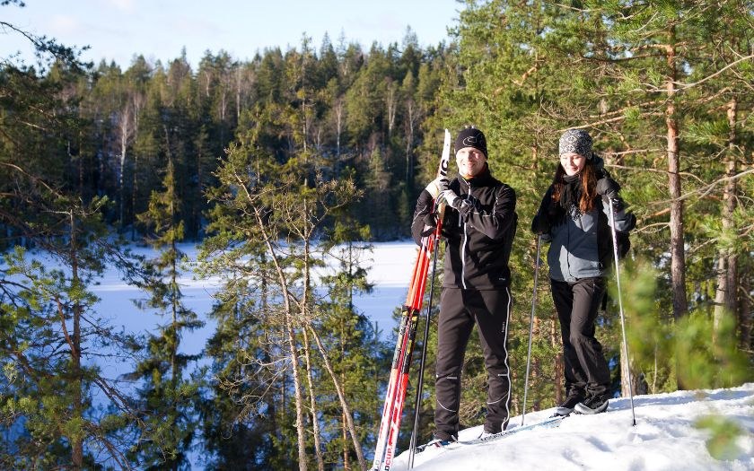 Couple cross-country skiing in Pirttimäki area