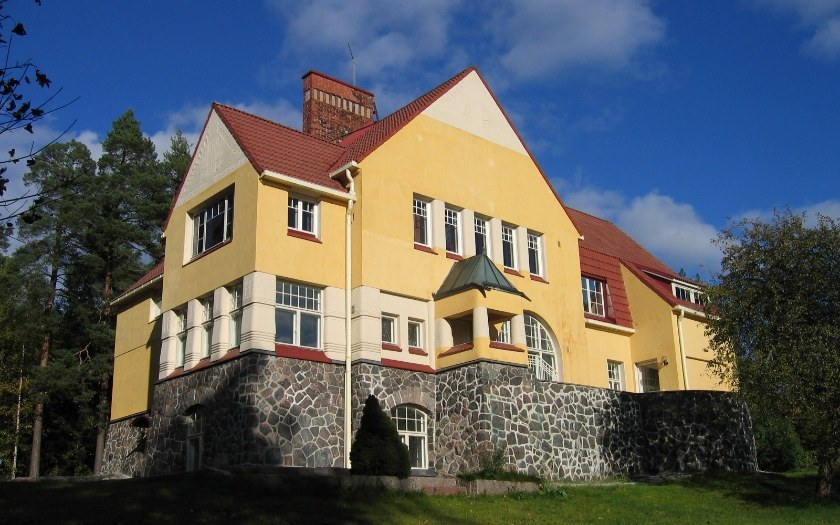 Outside view of Villa Vallmogård in Kauniainen municipality