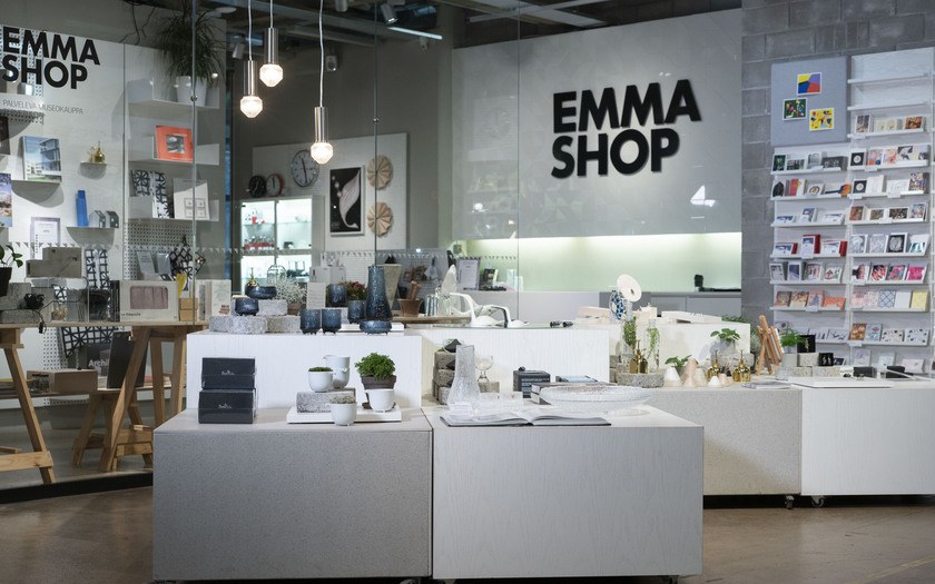 EMMA Shop edestäpäin kuvattuna.