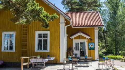 Gulla Villan old wooden house and restaurant at Iso Vasikkasaari island 