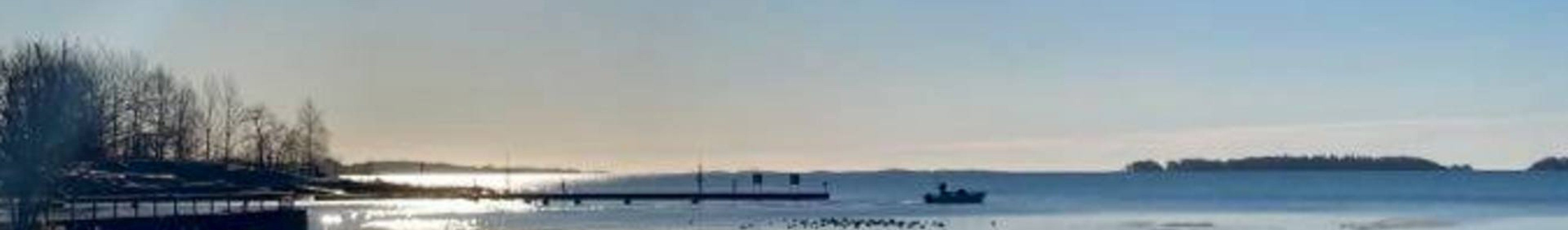 Kuvaa Espoon Rantaraitista talviasussa, kun meressä jäälohkareita.