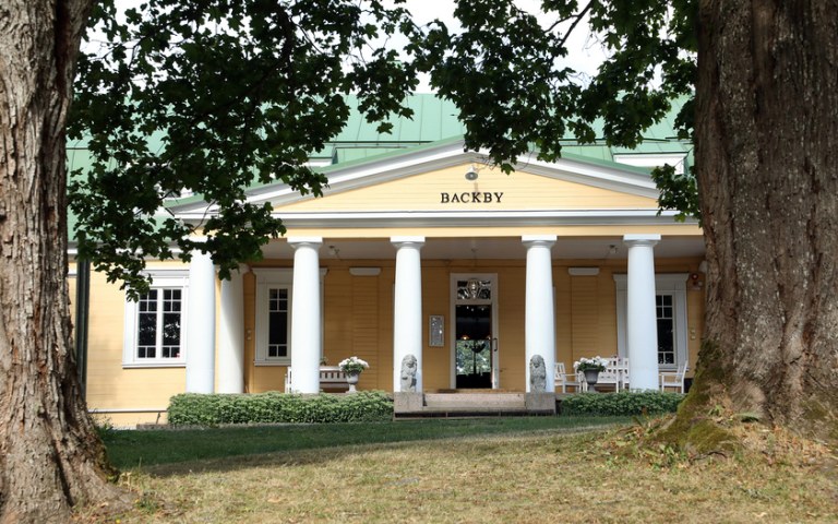 The main entrance of the Backby manor house.