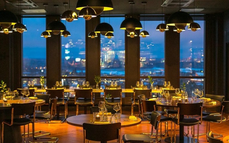 Ravintola Lucy in the Skyn ravintolasali, jonka isoista ikkunoista avautuu maisema merelle.